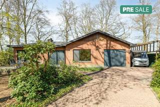 Gelegen in de rustige wijk Hof ter Bollen, op nummer 5, vindt u deze charmante bungalow verscholen tussen het groen en de bomen. Ondanks de serene ligging geniet u van een uitstekende ontsluiting via de nabijgelegen N17, N16 en A12.Deze woning staat op een royaal perceel van 1288 m² en biedt 140 m² aan bewoonbare oppervlakte. De lichte, open leefruimte biedt een rustgevend zicht op de omliggende natuur, terwijl de recent gerenoveerde keuken direct uitkijkt op de tuin. Verder beschikt de bungalow over twee ruime slaapkamers en een moderne badkamer voorzien van een dubbele lavabo, douche en ligbad. Praktisch gemak is gegarandeerd door de ruime garage met een aansluitende zolder die een enorme hoeveelheid extra opslagruimte biedt.Ook buiten is alles tot in de puntjes verzorgd: de tuin is zowel voor- als achteraan volledig aangelegd en beschikt over een mooie oprit, een groot terras en een vergund tuinhuis. Met een gunstig EPC C-label is de woning bovendien toekomstbestendig. Kortom, de ideale thuis voor wie rust, natuur en comfort zoekt. Maak vandaag nog uw afspraak via Dewaele.com, wij kijken ernaar uit u te mogen ontvangen!De eigendom wordt aangeboden via de Pre-sale formule. Van 18/05/2026 om 09:00 tot 23/05/2026 om 12:00 kan u de woning op afspraak komen bezichtigen en een bod uitbrengen. De vermelde prijs is een instelprijs. Voor meer info, gelieve contact op te nemen met de dossierverantwoordelijke.Bestuursmaatregelen in het maatregelenregister: nee