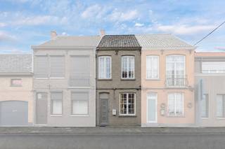 <p>Deze woning is <strong>gunstig gelegen</strong> in Bevere, op een boogscheut van het centrum van Oudenaarde. Dankzij de vlotte bereikbaarheid en de nabijheid van het station, winkels, scholen en andere dagelijkse voorzieningen geniet u hier van een bijzonder praktische ligging. Ook de aansluiting op de N60 is vlot bereikbaar, wat deze locatie ideaal maakt voor wie centraal wil wonen met goede verbindingen naar de ruime omgeving. Via de aparte inkomhal betreedt u de <strong>gezellige leefruimte</strong>, die naadloos overgaat in de <strong>vernieuwde en volledig geïnstalleerde keuken</strong>. Verder bevinden zich op het gelijkvloers een praktische berging, een apart toilet en de badkamer. Op de eerste verdieping bevinden zich <strong>twee slaapkamers</strong>. De zolderverdieping biedt bovendien extra mogelijkheden en kan, mits renovatie, ingericht worden als derde slaapkamer, bureauruimte, hobbykamer of extra bergruimte. Tot slot beschikt de woning over een <strong>gezellig terras</strong> en een <strong>diepe tuin</strong>, waar u volop kunt genieten van rust en buitenruimte. <strong>Dak werd recent geïsoleerd</strong> - <strong>10 zonnepanelen</strong> - <strong>EPC B - Asbestveilig</strong></p><p>*<strong>De vermelde prijs is een richtprijs. Na ontvangst van de biedingen beslist de verkoper volledig vrij of hij al dan niet tot verkoop overgaat en welk bod hij aanvaardt. De richtprijs is niet bindend.</strong></p>