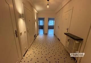 Ruim en centraal gelegen appartement met 2 slaapkamers.<br /><br />Dit ruime en goed onderhouden appartement is centraal gelegen in de Koningsstraat, op korte afstand van het stadscentrum en met een uitstekende verbinding naar het openbaar vervoer. Ook scholen, winkels en andere dagelijkse voorzieningen bevinden zich in de nabije omgeving.<br /><br />Het appartement beschikt over een bijzonder ruime inkomhal die meteen een aangenaam gevoel van ruimte creëert. Er zijn twee ruime slaapkamers, waarbij de slaapkamers aan de achterzijde toegang bieden tot een terras, ideaal om in alle rust van de buitenlucht te genieten.<br /><br />De aparte keuken is steeds zeer goed onderhouden en biedt dankzij de vele kasten een uitstekende hoeveelheid opbergruimte. Vanuit de keuken is er bovendien toegang tot een balkon.<br /><br />Verder beschikt het appartement over een apart toilet en een verzorgde badkamer.<br /><br />De residentie is een kleinschalig en goed onderhouden gebouw met lift, wat zorgt voor extra comfort en toegankelijkheid.<br /><br />Dankzij de centrale ligging, de ruime indeling, de aangename buitenruimtes en het gunstige EPC is dit appartement een bijzonder interessante woongelegenheid.<br /><br />Onmiddellijk beschikbaar.<br /><br />Huurprijs bedraagt 800€ + 50€algemene kosten. <br /><br />