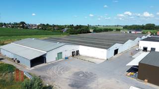 Logistiek magazijn met een oppervlakte van 9.675 m² te huur.<br />De geïsoleerde loods met een vrije hoogte variërend tussen 6,70 m en 9 m is toegankelijk via 3 laadkades en 3 automatische sectionale poorten (4m breed x 4,5 m hoog). Verder is de gesprinklerde loods voorzien van verschillende lichtstraten, TL-verlichting, elektrische voorzieningen met laadmogelijkheden voor heftrucks en sanitair. Een hoogspanningscabine is aanwezig op de site.<br /><br />Het magazijn maakt deel uit van een industriële site met een vlotte circulatie, parkeer- en manoeuvreerruimte.<br /><br />Tevens mogelijk tot het bijhuren van kantoren met oppervlaktes van 200 m² tot 1.250 m². <br /><br />Vlot bereikbaar dankzij de zichtbare ligging langs de bedrijvige Brugsesteenweg (N50). De Lichterveldestraat/Tieltsestraat (N35) bereikt men na 750 m en biedt na 4,8 km verbinding naar de E403 via op- en afrit 9 Lichtervelde. Van hieruit zijn zowel Brugge als Kortrijk vlot bereikbaar. Onmiddellijk beschikbaar. Contacteer PANORAMA B2B voor bijkomende inlichtingen of een vrijblijvend plaatsbezoek 0476 215 115.