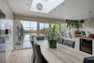 Op zoek naar een instapklare, energiezuinige open bebouwing mét zwembad? Dan zit je hier helemaal goed. Deze woning combineert comfort, stijl...