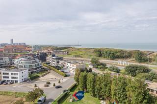 Bent u op zoek naar een gezellige studio aan zee met een prachtig uitzicht? Ontdek dan deze gemeubelde studio op de achtste verdieping van Residentie Nautilus in Bredene. Dankzij de hoge ligging geniet u vanuit de leefruimte én vanop het terras van een schitterend frontaal zicht op zee. Een heerlijke plek om tot rust te komen op elk moment van de dag. Een belangrijke extra troef is de inbegrepen eigen parking voor het gebouw. Daarnaast is er een privatieve berging aanwezig voor extra opslagruimte en beschikt het gebouw over een fietsenberging. De combinatie van het frontale zeezicht, het terras, de hoge verdieping en de inbegrepen parking maakt van deze studio een bijzonder aantrekkelijk aanbod aan de Belgische kust. Interesse? Contacteer ons vandaag nog voor meer informatie of een bezoek ter plaatse.