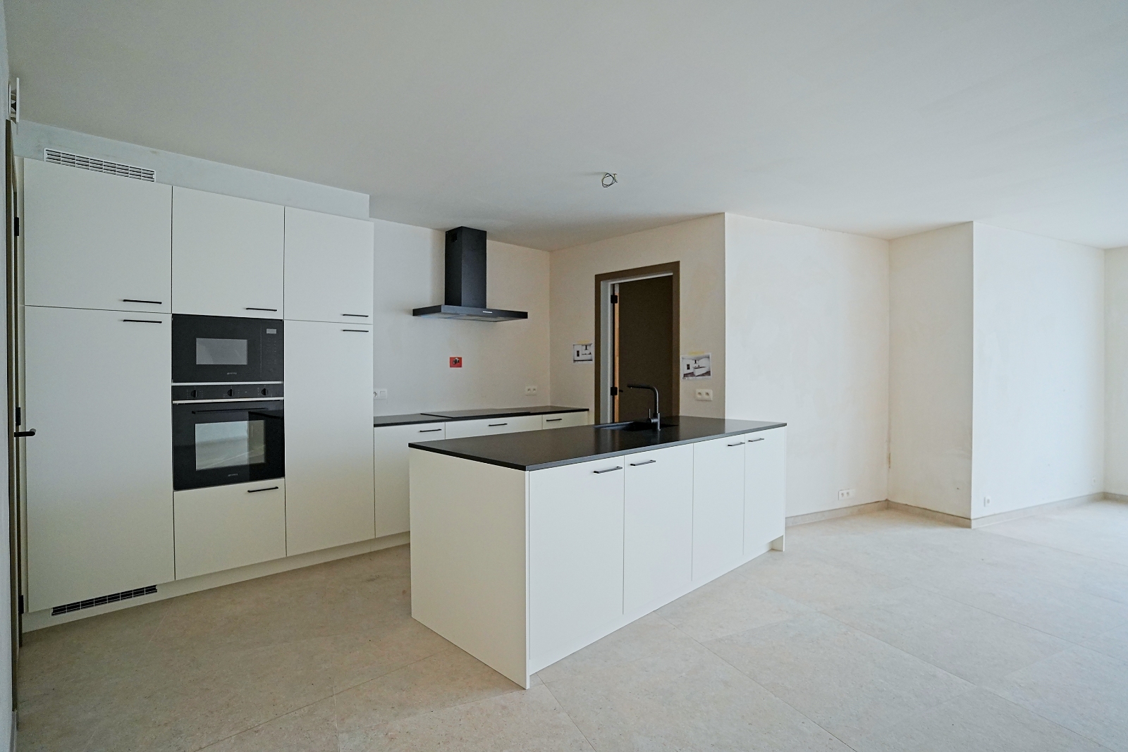 Net opgeleverd ruim nieuwbouwappartement met 2 slaapkamers en tuin in het centrum van Bornem. - photo 1