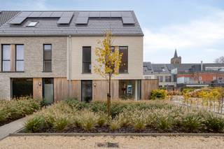 <p><strong>Hof van Hoet: </strong>kleinschalig <strong>woonerf </strong>met <strong>6 nieuwbouwwoningen</strong> in het centrum van <strong>Minderhout.<br /><br />LAATSTE 2 WONINGEN BESCHIKBAAR! <br /><br />Bijzonderheden:<br /></strong>- E-peil &lt; 0!<br />- Wordt verhuisklaar opgeleverd<br />- Geothermische warmtepomp (verwarmen en koelen)<br />- 16 zonnepanelen per woning<br />- Automatische regenwaterrecuperatie<br />- Parkeerplaats inbegrepen in de vraagprijs<br />- Aankoop aan 6% btw mogelijk als u aan de voorwaarden voldoet*<br /><br />meer informatie: contacteer ons kantoor op 03 314 52 10 of saidja.de.vrij@deboerenpartners.be</p>