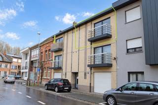 <h2><span>Instapklaar en bijzonder gezellig appartement in het centrum van Buggenhout.</span></h2><p><span>Dit charmante en lichtrijk appartement bevindt zich op de tweede verdieping van deze kleine residentie Manager, op een uitstekende locatie in het centrum, op wandelafstand van het station en de winkelstraat.</span></p><p><span>Het appartement werd </span><span>volledig gerenoveerd in 2003</span><span> en recent opnieuw volledig geschilderd. Het beschikt over een aangename leefruimte met veel natuurlijke lichtinval en een open, volledig ingerichte keuken. Verder omvat de woning </span><span>twee slaapkamers</span><span>, een vernieuwde badkamer met inloopdouche, een afzonderlijk toilet en een praktische bergruimte.</span></p><p><span>Ook op energetisch en technisch vlak heeft dit appartement heel wat te bieden. De woning beschikt over </span><span>centrale verwarming op aardgas met een nieuwe condensatieketel</span><span> en heeft een </span><span>EPC-label B (158 kWh/m²/jaar)</span><span>, waardoor er </span><span>geen renovatie verplichting</span><span> van toepassing is. Bovendien is de </span><span>elektrische installatie conform gekeurd</span><span>.</span></p><p><span>De syndickosten zijn bijzonder beperkt en bedragen slechts </span><span>199 per kwartaal</span><span>, inclusief onder meer het beheer en de verzekering van het gebouw.</span></p><p><span>Het appartement is momenteel </span><span>verhuurd aan 620 per maand, inclusief algemene kosten</span><span>. Dit vertegenwoordigt een jaarlijkse basishuur van </span><span>7.440</span><span>. Ten opzichte van de vraagprijs van </span><span>189.900</span><span> komt dit overeen met een </span><span>netto rendement van ca. 3,50% na aftrek van de opgegeven syndickosten</span><span> (vóór overige eigenaarskosten, belastingen en aankoopkosten).</span></p><p><span>Als extra troeven beschikt de residentie over een </span><span>gemeenschappelijke fietsenberging en huisvuilberging</span><span>.</span></p><p><span>Dankzij de combinatie van een </span><span>centrale ligging, EPC-label B, conforme elektrische installatie, lage syndickosten en onmiddellijke huuropbrengst</span><span> vormt dit appartement een aantrekkelijke opportuniteit voor zowel eigen bewoning als investering.</span></p><p><span>Voor verdere informatie of een bezoek ter plaatse kan u contact opnemen met </span><span>Immo Twins</span><span> via 052/55.55.55 of <span>info@immotwins.be</span></span><span>.</span></p>