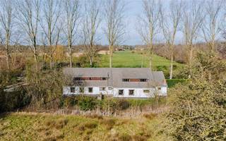 BEERVELDE - Landhuis met renovatiepotentieel Op een perceel van 945m² in het landelijke Beervelde, aan de Brandstraat 69, bevindt zich dit lichtrijke...