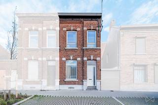 Contact : Mattia Di Pisa - 0484/64.96.68 - mattia.dipisa@weinvest.beWe Invest Charleroi vous présente cette maison située à Dampremy, proposée à la...