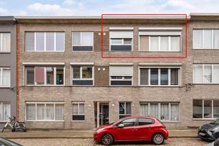 Dit aangename appartement van 94 m² is gelegen op de tweede verdieping in de Dageraadsstraat 7 te Lier. Dankzij de praktische indeling en de reeds uitgevoerde vernieuwingen vormt dit appartement een interessante opportuniteit voor zowel eigen bewoning als investering.<br />
Het appartement beschikt over een vernieuwde badkamer uit 2016. In datzelfde jaar werd ook de vloer van het appartement vernieuwd. De keuken kreeg in 2021 een update, wat bijdraagt aan het verzorgde en functionele karakter van de woning.<br />
Een bijkomende troef is het gunstige EPC-label B, wat wijst op een goede energieprestatie. Bovendien is er een garagebox inbegrepen in de verkoopprijs, een aanzienlijke meerwaarde op het vlak van comfort en parkeergelegenheid.<br />
Met zijn bewoonbare oppervlakte van 94 m², de reeds vernieuwde onderdelen en de inbegrepen garagebox is dit appartement zeker een bezoek waard.<br />
<br />
Troeven: <br />
✅ EPC = B<br />
✅ Rustig gelegen maar toch in het centrum<br />
✅ Garage box inbegrepen<br />
✅ 94 m2<br />
✅ 2 slaapkamers<br />
✅ ... <br />
<br />
Voor interactieve grondplannen met foto’s, ga naar www.wijns.be en klik op de knop “virtueel bezoek”.<br />
Info & afspraak: ☎ 0473/33 33 10 ✉ geoffry@wijns.be