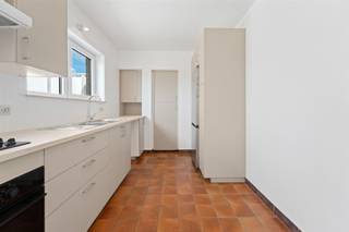 Très bien entretenu, bel appartement de 2 chambres sur le toit de la Grote Markt à Blankenberge. Salle de séjour dans le style d'une ferme...