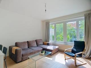 <strong>Instapklaar </strong>appartement nabij Park Spoor Noord en het Eilandje. Het appartement maakt deel uit van een <strong>volledig gerenoveerd</strong> gebouw van slechts 4 units en bevindt zich op de tweede verdieping. <br /><br /><strong>Indeling</strong>:<br />Inkom; woonkamer op parket; open keuken met kookeiland; bureaukamer; nachthal; badkamer en ruime slaapkamer op parket.<br /><br /><strong>Bijzonderheden:</strong>
<ul>
<li>Algemene kosten € 75/mnd.</li>
<li>Geen lift aanwezig.</li>
<li>Individueel verbruik van gas, water en elektriciteit.</li>
<li>Ondergrondse kelderberging.</li>
<li>Gewilde locatie.</li>
</ul>