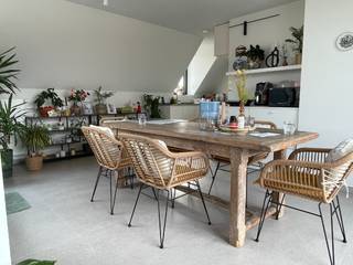 Op een vlot bereikbare locatie in Kuurne bevindt zich dit prachtig afgewerkte dakappartement met drie slaapkamers in Residentie César.<br /><br />Via de lift bereik je rechtstreeks de inkomdeur van het appartement. De ruime inkomhal met ingemaakte kasten verwelkomt je en biedt meteen voldoende bergruimte.<br /><br />Aan de rechterzijde bevindt zich het lichtrijke woongedeelte met een ruime living en een open, volledig ingerichte keuken. Aansluitend aan de keuken is er een praktische berging. Het appartement beschikt over twee mooie terrassen: één aan de voorzijde en één aan de achterzijde, ideaal om op elk moment van de dag van de zon te genieten.<br /><br />Aan de linkerzijde van het appartement bevinden zich drie volwaardige slaapkamers, waarvan één met aansluitende badkamer. Daarnaast is er een gastentoilet en een tweede badkamer. Eén van de slaapkamers is voorzien van ingemaakte kasten.<br /><br />Achter het appartementsgebouw bevindt zich een privatieve autostaanplaats.<br /><br />Syndicvoorschot: €100/maand<br /><br />Troeven<br /><br />✔ Hoogwaardige afwerking<br />✔ Laag EPC (energiezuinig)<br />✔ Vlotte bereikbaarheid<br /><br />Interesse in dit instapklare dakappartement? Contacteer ons voor een bezoek!