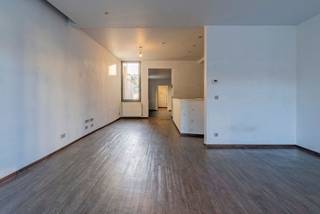 Maison fermée avec espace polyvalent dans la Hoenderstraat à WetterenCette maison fermée est située dans la Hoenderstraat à Wetteren et offre une disposition fonctionnelle avec possibilités d'activité indépendante au rez-de-chaussée et un espace de vie aux étages supérieurs. La maison s'étend sur quatre niveaux et convient aussi bien pour l'habitation propre que pour une combinaison habitation-travail.<br />Disposition<br />Rez-de-chaussée<br />- Hall d'entrée<br />- Débarras / garage<br />- Espace modulable adapté à une activité indépendante, un bureau ou un cabinet<br /><br />Premier étage<br />- Grand séjour<br />- Cuisine<br />- Salle de bains<br /><br />Deuxième étage<br />- Deux chambres<br /><br />Troisième étage<br />- Grande chambre mansardée, utilisable comme chambre, bureau ou espace de loisirs<br /><br />Atouts<br />- Située dans la Hoenderstraat à Wetteren<br />- Construction fermée<br />- Espace polyvalent au rez-de-chaussée<br />- Possibilité d'activité indépendante<br />- Séparation claire entre travail et vie privée<br /><br />- Quatre niveaux completsCette maison constitue une propriété pratique et polyvalente pour ceux qui recherchent une maison de ville compacte avec des possibilités d'utilisation supplémentaires. Grâce à la répartition sur plusieurs niveaux et à l'espace polyvalent au rez-de-chaussée, le bien offre de la flexibilité pour différentes affectations, tant privées que professionnelles. L'emplacement central à Wetteren rend ce bien intéressant pour une occupation propre ou comme investissement immobilier.<br /><br />Pour toute information ou une visite lors de la journée de visite : <br />kristof.de.clercq@albert.immo
