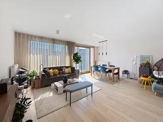 <span>Dit heerlijk lichtrijk<strong> appartement met terras</strong> bevindt zich aan de Leien in de Theaterbuurt. Op wandelafstand van de beste shopping-straten van Antwerpen, het Stadspark en het gezellige Mechelseplein. In het weekend stap je de deur uit voor al je kraakverse producten om de hoek aan de iconische vogeltjesmarkt.<br /><br /><strong>Indeling:</strong><br />Open lichte leefruimte met aansluitend open keuken, terras met zicht op de Leien, wasruimte, gastentoilet, twee slaapkamers, badkamer met inloopdouche en dubbele lavabo.<br /><br /><strong>Bijzonderheden:</strong></span>
<ul>
<li><span>Algemene kosten €145,- per maand (nutsvoorzieningen individueel).</span></li>
<li><span>Fietsenstalling en berging in de kelder. </span></li>
<li><span>EPC A.</span></li>
<li><span><span>Mogelijkheid huren op vennootschap.</span></span></li>
<li><span><span>Onmiddellijk beschikbaar. </span></span></li>
</ul>
<br /><br />