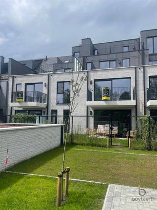 <p><span>Gezellig NIEUWBOUW één-slaapkamer appartement op de 1ste VERDIEPING in het centrum van Schilde!</span></p><p><span>In een modern gebouw met lift bevindt zich dit appartement op de eerste verdieping, omvat inkomhal, gastentoilet, leefruimte met toegang tot het terras, ingerichte open keuken, berging met aansluiting voor wasmachine en droogkast, 1 slaapkamer en een ingerichte badkamer met een lavabomeubel en inloopdouche.</span></p><p><span>Het appartement heeft veel lichtinval en dankzij het design en de grote raampartijen ervaart u er het ultieme ruimtegevoel.</span></p><p><span>Dit appartement is voorzien van 1 buiten autostaanplaats en een privatieve kelderberging met extra huurprijs: + €100/maand - inclusief een gemeenschappelijke fietsenberging.</span></p><h3><span>Afwerking: tegelvloer, vloerverwarming warmtepomp, verlichting en gordijnrails voorzien, aluminium ramen, hr+ beglazing, gebouwd volgens BEN-principes, E-peil max 20,...</span></h3><p><span>Centrale ligging, omgeven door een aangelegde tuin, gelegen nabij het dorp, vlakbij winkels, openbaar vervoer, gemakkelijke bereikbaarheid, in de buurt van fiets- en wandelroutes om de natuur op te zoeken.</span></p><p><span>Gemeenschappelijke kosten gebouw: €100/maand.</span></p><p><span>U bent van harte welkom om dit appartement te komen bekijken!</span></p><p><span> </span></p>