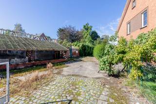 <p>Voormalige hoeve op een uitzonderlijk <strong>ruim perceel </strong>van 3.016 m², aan de rand van Sint-Niklaas.<br /><br />Op een bijzonder mooie en rustige locatie aan de rand van het centrum van Sint-Niklaas bevindt zich deze voormalige hoeve met een authentiek karakter, gelegen op een indrukwekkend perceel van maar liefst 3.016 m².<br />De open bebouwing beschikt over een bewoonbare oppervlakte van circa 203 m² en biedt een goede basis voor wie op zoek is naar een eigendom met karakter, ruimte en mogelijkheden.<br />De woning kan verder worden opgefrist en aangepast aan de hedendaagse woonwensen, waardoor hier een mooie kans ligt voor wie graag zijn eigen woonverhaal schrijft.<br /><br />De absolute troef van deze eigendom is zonder twijfel het uitzonderlijk ruime perceel. <strong>De combinatie van de open bebouwing, de royale buitenruimte en de aanwezige bijgebouwen zorgt voor een eigendom met een veelzijdig karakter.<br />De verschillende bijgebouwen bieden bovendien heel wat praktische mogelijkheden en kunnen interessant zijn voor bijvoorbeeld een zelfstandige die nood heeft aan werk-, opslag- of magazijnruimte.</strong><br />Ook voor wie droomt van veel buitenruimte is dit <strong>een eigendom met potentieel</strong>.<br />Het ruime perceel biedt plaats voor een grote tuin, hobbyruimte, atelier of andere invulling, steeds binnen de mogelijkheden die de geldende stedenbouwkundige voorschriften bieden.<br />De ligging vormt een tweede belangrijke troef. Hoewel de woning geniet van een rustige ligging met een landelijk gevoel, bevindt ze zich tegelijk op korte afstand van het centrum van Sint-Niklaas.<br />Winkels, scholen, horeca, openbaar vervoer en tal van andere dagelijkse voorzieningen zijn vlot bereikbaar.<br />Een interessante opportuniteit voor wie op zoek is naar een ruime eigendom met mogelijkheden en bereid is om de woning verder naar eigen smaak en behoeften te moderniseren.<br /><strong>Een eigendom met geschiedenis, ruimte en vooral veel potentieel – aan de rand van de stad, maar met het gevoel van wonen in alle vrijheid.</strong><br /><br /><em>De woning is momenteel verhuurd.</em><br /><br />Aarzel niet om een afspraak te maken voor een bezoek via emily@claves.be of het nummer 03/5029874</p>