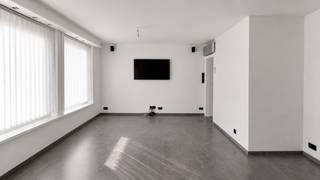 <p>Op zoek naar een ruime gezinswoning met veel comfort en mogelijkheden? Deze halfopen woning beschikt over 211 m² woonoppervlakte op een perceel van 562 m² en wordt verwarmd én gekoeld met een Daikin-warmtepomp.<br /><br />Een extra troef is de geïsoleerde zolder van ±35 m², die dankzij de aanwezige verwarming en 3 Veluxen perfect kan worden omgevormd tot een extra slaapkamer, hobbyruimte, bureau of ontspanningsruimte.<br /><br />De grote, volledig private tuin biedt volop ruimte om te ontspannen en te genieten. Via de tuin is er bovendien rechtstreeks toegang tot een wandelpad, ideaal voor wandelingen.<br />Op het gelijkvloers bevinden zich een ruime leefruimte en een gezellige, lichtrijke leefkeuken in de veranda met lichtdoorlatend dak, met zicht op de tuin. Er is een bureauruimte in de veranda, een gastentoilet en een garage met extra berg- en wasruimte. De garage geeft rechtstreeks toegang tot de tuin. Op de oprit is plaats voor 3 wagens. De eerste verdieping omvat 4 slaapkamers en een badkamer. Eén slaapkamer kan eventueel worden omgevormd tot een tweede badkamer.<br />Verder beschikt de woning over een regenwaterput, elektrische rolluiken en dubbele beglazing.</p>
<p>Troeven:<span></span></p>
<ul>
<li>211 m² woonoppervlakte</li>
<li>562 m² perceel</li>
<li>4 slaapkamers</li>
<li>Garage</li>
<li>3 parkeerplaatsen</li>
<li>Grote privatieve tuin</li>
<li>Rechtstreekse toegang tot wandelpad</li>
<li>Zolder van ±35 m² met 3 Veluxen</li>
<li>Warmtepomp</li>
<li>EPC-label C</li>
</ul>
<br />Deze woning is te koop ZONDER makelaar via het concept van Smart Houses. Wenst u verdere inlichtingen of een bezoek? Contacteer rechtstreeks de eigenaar via 0471/50.19.57