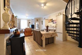 <div><section><p>Maak kennis met deze charmante, op te frissen woning, rustig gelegen in het hart van Gentbrugge en op een boogscheut van Gent. Dankzij de centrale ligging bevinden winkels, scholen, ontspanningsmogelijkheden, openbaar vervoer en belangrijke invalswegen zich in de onmiddellijke omgeving. Met vier slaapkamers en een aangename, ruime stadskoer biedt deze woning uitzonderlijk veel mogelijkheden.</p></section></div><hr /><p>Bij het binnenkomen van de woning via de inkomhal komt u terecht in een ruime en lichtrijke leefruimte. De aangename ruimte beschikt over een gezellige zit- en eethoek en biedt de ideale balans tussen comfort en functionaliteit.</p><p>Aansluitend bevindt zich de volledig ingerichte keuken, voorzien van de nodige toestellen en voldoende werk- en opbergruimte voor dagelijks gebruik. Ook de badkamer, uitgerust met een douche en toilet, bevindt zich op het gelijkvloers.</p><hr /><p>Achteraan beschikt de woning over een ruim en volledig privatief stadsterras. Deze aangename buitenruimte biedt de nodige rust en vormt de ideale plek om te ontspannen. Zo geniet u van een fijne combinatie van privacy en een uiterst centrale ligging.</p><p>Op de eerste verdieping bevinden zich twee volwaardige slaapkamers die voldoende ruimte en comfort bieden. De tweede verdieping telt nog twee extra slaapkamers, die eveneens flexibel kunnen worden ingericht als kinder-, logeer- of bureauruimte.</p><hr /><p>Dankzij de centrale maar rustige ligging, de vier slaapkamers en de ruime stadstuin vormt deze woning een mooie opportuniteit voor starters, gezinnen met kinderen en investeerders.</p><p>Bij Woonhoek Vastgoed begeleiden we u graag met aandacht en inzicht. Benieuwd wat deze woning voor uw toekomst kan betekenen?</p><p>Vraag uw bezoek eenvoudig online aan, telefonisch via 09 310 77 07 of via mail naar info@woonhoekvastgoed.be</p>