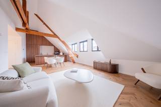 Gerenoveerde penthouse met 3 slpks en terrasGelegen in het centrum van Hove, op wandelafstand van allerhande winkels, vinden we dit gerenoveerde...
