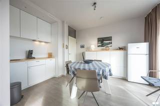 De lichtrijke studio in de recent vernieuwde residentie "Zeegalm" biedt alles wat je nodig hebt voor comfortabel wonen, als tweede verblijf of...