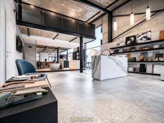MULTIFUNCTIONEEL BEDRIJFSGEBOUW met UITSTEKENDE VISIBILITEIT langs de N8 tussen OUDENAARDE, ZOTTEGEM en BRAKEL. Dit MODERNE gebouw, opgericht in 2012 en uitgebreid met een VERNIEUWD MEZZANINEGEDEELTE in 2022, biedt TAL VAN MOGELIJKHEDEN voor ondernemers, dienstverleners en vrije beroepen. Dankzij de FLEXIBELE INDELING leent het pand zich perfect als DIENSTVERLENINGSCENTRUM, MEDISCH CENTRUM, GROEPSPRAKTIJK, KANTOORCOMPLEX, SHOWROOM of COMBINATIE VAN VERSCHILLENDE ACTIVITEITEN. De ruime oppervlaktes bieden plaats aan ONTVANGSTRUIMTES, PRAKTIJKLOKALEN, VERGADERRUIMTES, BURELEN, SHOWROOMS, ATELIERS en OPSLAGRUIMTES. Het gebouw is uitgerust met MODERNE TECHNIEKEN en biedt een PROFESSIONELE UITSTRALING voor uiteenlopende activiteiten. Het mezzaninegedeelte kan bovendien ingericht worden als BOARDROOM, EXCLUSIEVE KANTOORRUIMTE, GALERIJ of aanvullende PRAKTIJKRUIMTES. Vooraan geniet u van een RUIME PRIVATIEVE PARKING voor cliënteel en medewerkers. Achteraan bevinden zich nog een GROTE LOODS en een AANSLUITEND PERCEEL WEIDE met PRACHTIGE VERGEZICHTEN OVER DE VLAAMSE ARDENNEN.<br /><br /><br />Adres: Hauwaart 109 te Oudenaarde