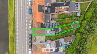 Deze te renoveren woning is gelegen in de Duinkerkestraat in Veurne en biedt een uitstekende opportuniteit voor wie op zoek is naar een woning die volledig naar eigen smaak kan worden ingericht. Dankzij de tuin en het open zicht op het water geniet u hier van een rustige en aangename woonomgeving.<br /><br />De woning beschikt over twee slaapkamers en een praktische indeling, die tal van mogelijkheden biedt om het pand volledig te renoveren en af te werken volgens uw eigen wensen en behoeften.<br /><br />Vanuit de woning geniet u van een leuk open zicht op het water, wat zorgt voor een unieke en rustgevende woonbeleving.<br /><br />Met een EPC-label F geldt er een renovatieverplichting, waardoor u de kans krijgt om de woning volledig te moderniseren en energiezuinig te maken. Dit maakt het pand uitermate geschikt voor handige doe-het-zelvers, investeerders of kopers die hun eigen droomwoning willen realiseren.<br /><br />Voor meer informatie of een bezoek kunt u contact opnemen met Inti via inti@immofrancois.be of 0499 74 89 74.<br /><br />