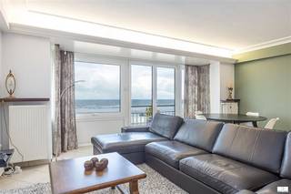 Zeer ruim appartement met frontaal zeezicht gelegen op de 3e verdieping van de residentie Carola. Indeling : inkomhal, ruime woonkamer,...