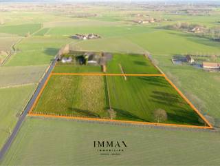 Dit uitgestrekte perceel weiland van ca. 27.566 m² geniet een rustige, landelijke ligging aan de Broekweg in Sint-Kruis, nabij de Damse Vaart. Ideaal als landbouwgrond, weidegrond of voor agrarisch gebruik. Het perceel is gelegen in agrarisch gebied en biedt volop ruimte in een groene, open omgeving.<br /><br />Voor verdere informatie contacteer Wout op 0475 96 59 38 of mail naar Wout@immax.be.