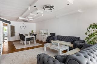 <p>Vous recherchez un appartement clé en main, proche d'excellentes liaisons de tram et de bus, pour vous déplacer facilement dans Anvers ? Alors, cet appartement est fait pour vous !</p>
<p>Vous entrez dans un hall d'entrée spacieux avec toilettes invités, orné d'un parquet en bois massif chaleureux et caractéristique, qui se prolonge harmonieusement dans le séjour lumineux. Attenante, la cuisine, équipée pour votre confort quotidien, comprend notamment une plaque à induction, une hotte aspirante, un four, un évier, etc. Vous trouverez également trois chambres (18,50 m², 10,80 m² et 10,80 m²) et une salle de bains avec douche/baignoire, meuble-lavabo, toilettes et branchements pour lave-linge et sèche-linge. Cerise sur le gâteau : la chambre principale s'ouvre sur une terrasse de pas moins de 8,90 m², véritable havre de paix pour se détendre au grand air. Un emplacement de parking souterrain est disponible à l'achat pour 20 000,00 €.</p>
<p>Charges mensuelles disponibles sur demande.</p>
<p>Spécifications techniques : Électricité conforme ! Cave disponible ! Chauffage central au fioul (collectif), double vitrage principalement en aluminium. Informations urbanistiques et certificat de sol disponibles sur demande. Sans amiante ! (mais pas sans amiante). Hors zone inondable (classements P et G B). Obligation de rénovation non applicable.</p>