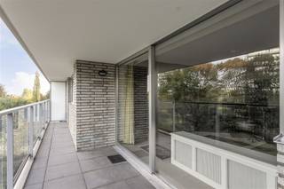 <p><span>Lichtrijk appartement van 126m² met twee slaapkamers te koop in Berchem</span></p><p><span> </span></p><p><span>Dit appartement gelegen op de derde verdieping heeft grote raampartijen waardoor het appartement wordt overgoten met natuurlijk licht, dat zorgt voor een warme en uitnodigende sfeer. </span></p><p><span> </span></p><p><span>Hiernaast biedt het een ruim en comfortabel woongedeelte met aparte keuken. Het terras aan de voorzijde is makkelijk toegankelijk vanuit de leefruimte of keuken, met uitzicht op een groene omgeving, wat de perfecte setting is om te ontspannen. Het terras aan de achterzijde is toegankelijk via de slaapkamers. Het appartement is momenteel verhuurd.</span></p><p><span> </span></p><p><span>Het ruime appartement heeft twee slaapkamers, een badkamer en aparte wasruimte. </span></p><p><span> </span></p><p><span>De locatie is ideaal voor mensen die op zoek zijn naar gemak. U bevindt zich in de nabijheid van belangrijke snelwegen, supermarkten, hoogwaardige winkels, voorzieningen, sportcentra, parken, scholen en het openbaar vervoer.</span></p><p><span> </span></p><p><span>Troeven:</span></p><ul><li><span>Locatie</span></li><li><span>Bewoonbare oppervlakte 126 m²</span></li><li><span>Lichtrijk</span></li><li><span>Toegankelijkheid</span></li><li><span>Twee ruime terrassen</span></li><li><span>Lift</span></li></ul><p><span> </span></p><p><span>Dit appartement is een unieke kans om te wonen in een comfortabele en handige omgeving of het kan zelf dienen als investering.</span></p><p><span> </span></p><p><span>Aarzel niet om vandaag nog contact met ons op te nemen voor meer informatie of om een bezichtiging te plannen.</span></p>