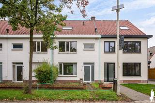 <p><strong>Te renoveren woning met 4 slaapkamers, tuin en bijgebouw in Kalmthout</strong></p>
<p>Deze <strong>te renoveren woning</strong> aan de Schooldreef 42 in Kalmthout biedt een mooie opportuniteit voor wie een woning volledig naar eigen smaak en wensen wil afwerken. De woning is <strong>reeds grotendeels gestript</strong>, waardoor de renovatiewerken meteen verder kunnen worden aangevat. Met <strong>4 slaapkamers, een tuin, een bijgebouw en een praktische indeling</strong> biedt dit pand heel wat mogelijkheden.</p>
<p><strong>Gelijkvloerse verdieping</strong></p>
<ul>
<li><strong>Inkomhal</strong> met houten trap naar de eerste verdieping</li>
<li><strong>Leefruimte</strong> met raam aan de voor-en achterzijde en doorgang naar de keuken</li>
<li><strong>Keukenruimte</strong> met rechtstreekse toegang tot het terras, volledig naar eigen wens in te richten</li>
<li><strong>Apart toilet</strong> aan de traphal</li>
<li><strong>PVC-ramen met dubbele beglazing</strong> en rolluik aan de voorzijde</li>
</ul>
<p><strong>Eerste verdieping</strong></p>
<ul>
<li><strong>Nachthal</strong> met houten trap naar de zolderverdieping</li>
<li><strong>2 slaapkamers</strong>, met natuurlijke lichtinval</li>
<li><strong>Ruimtes reeds grotendeels gestript</strong>, klaar voor verdere renovatie en afwerking</li>
<li><strong>Ruimte voor badkamer en een ruimte voor technische voorzieningen</strong>, verder af te werken</li>
</ul>
<p><strong>Zolderverdieping</strong></p>
<ul>
<li><strong>2 bijkomende kamers</strong>, beide voorzien van een dakraam</li>
<li><strong>Dakvloer geïsoleerd</strong></li>
<li>Mogelijkheid om deze ruimtes verder in te richten als slaapkamers</li>
</ul>
<p><strong>Kelder</strong></p>
<ul>
<li><strong>Kelderruimte</strong> met aansluitingen voor nutsvoorzieningen</li>
</ul>
<p><strong>Tuin en buitenruimte</strong></p>
<ul>
<li><strong>Voortuintje</strong> aan de straatzijde</li>
<li><strong>Terras</strong> aan de achterzijde van de woning</li>
<li><strong>Achterliggende tuin</strong> met groen karakter</li>
<li><strong>Bijgebouw</strong> aanwezig in de tuin</li>
</ul>
<p><strong>Bijzonderheden</strong></p>
<ul>
<li><strong>Reeds grotendeels gestript</strong>, ideaal als vertrekpunt voor een totaalrenovatie</li>
<li><strong>4 slaapkamers</strong>, verdeeld over de eerste verdieping en zolder</li>
<li><strong>PVC-ramen met dubbele beglazing</strong></li>
<li><strong>Betonnen draagstructuur</strong></li>
<li><strong>Geïsoleerde dakvloer</strong></li>
<li><strong>EPC-label F</strong> – renovatieverplichting van toepassing</li>
<li><strong>Tuin en bijgebouw</strong> met bijkomende mogelijkheden</li>
</ul>
<p><strong>Ligging</strong></p>
<p>De woning is gelegen in de <strong>Schooldreef in Kalmthout</strong>, een rustige straat met winkels, openbaar vervoer en andere dagelijkse voorzieningen in de nabije omgeving.</p>
<p><strong>Een interessante renovatieopportuniteit voor wie op zoek is naar een woning met 4 slaapkamers en de vrijheid om alles volledig naar eigen smaak in te richten.<br /><br /></strong>Bewoonbare opp. 144 m² ref.: bruto vloeropp. EPC-certificaat.</p>