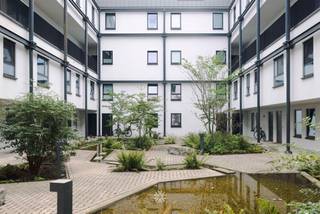 <p><span>GENT</span><span>- Instapklaar duplex appartement in een karaktervol gebouw gelegen in een groen en rustig binnengebied nabij het stadscentrum. </span></p><p><span> </span></p><p><span>Dit lichtrijk en ruim appartement met drie slaapkamers is gelegen op de gelijkvloerse en eerste verdieping van de residentie Van Oost, een gebouw die authentieke elementen van een voormalig industrieel pand combineert met een nieuwbouw constructie.</span><span> </span><span>De residentie werd gebouwd in 2014. Dankzij de groene, rustige woonomgeving, de nabijheid van recreatiegebieden en de bereikbaarheid biedt dit appartement een mooie woonopportuniteit, zowel voor eigen bewoning als voor wie op zoek is naar een interessante investering.</span></p><p><span> </span></p><p><span>De belangrijkste troeven in een notendop: </span></p><ul><li><span>Kwalitatieve architectuur in een hedendaags woonconcept</span></li><li><span>Praktische duplex indeling</span></li><li><span>Licht en ruimte (187m², grote raampartijen, hoge plafonds)</span></li><li><span>Ruim terras met zicht op groen</span></li><li><span>Ondergrondse autostaanplaats</span></li><li><span>Ideaal voor eigen bewoning of als investering</span></li><li><span>In een groene omgeving, vlakbij de stad (natuurgebied Bourgoyen-Ossemeersen) </span></li><li><span>Sport en ontspanning binnen handbereik (Watersportbaan en Blaarmeersen)</span></li><li><span>Vlot naar het Gentse stadscentrum met de fiets of openbaar vervoer</span></li><li><span>Directe verbinding met de Gentse ring en de belangrijke invalswegen, waaronder de R4 en de aansluitingen richting E40 en E17 </span></li></ul><p><span> </span></p><p><span>Indeling: </span></p><p><span>Gelijkvloers: inkomhal met gastentoilet, leefruimte met open, volledig ingebouwde keuken, aansluitende berging met aansluiting wasmachine en droogkast, bureau of hobbyruimte, ruim terras. </span></p><p><span>Eerste verdieping: 3 slaapkamers, 2 badkamers (waarvan 1 met bad en douche en 1 met douche), apart toilet. </span></p><p><span> </span></p><p><span>Belangrijk</span><span>: </span></p><p><span>Richtprijs: 625.000 EUR + 25.000 EUR (ondergrondse autostaanplaats)</span></p><p><span>EPC: 112 kWh/m² jaar. Label B (UC: 20241121-0003453751-RES-2)</span></p><p><span> </span></p><p><span>Benieuwd? Contacteer Axel Lenaerts makelaars voor meer info of een bezoek via <span>hannelore@axellenaerts.be</span></span><span> of 09 245 24 24</span></p><p><span> </span></p>