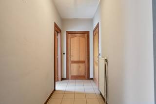 Dit ruime en lichtrijke appartement is gelegen op het gelijkvloers van een kleinschalig gebouw met 2 appartementen en een zolderruimte...