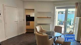 <p>Te koop: Modern en volledig gerenoveerd appartement in het centrum van Hasselt.</p><p>Dit charmante appartement op het gelijkvloers is gelegen aan de kleine ring van Hasselt, op wandelafstand van het bruisende stadscentrum. Het is recent volledig gerenoveerd en biedt een moderne en comfortabele woonruimte. Het appartement beschikt over een kleine maar functionele keuken, die van alle gemakken is voorzien, evenals een compacte badkamer met een inloopdouche. De kleine veranda aan de achterkant van het appartement biedt een aangename buitenruimte, ideaal om te genieten van de namiddagzon.</p><p>Verder hoort er nog een grote private-kelder bij dit appartement.</p><p>Dankzij de centrale ligging is het appartement perfect voor wie de levendigheid van Hasselt wil ervaren, met winkels, restaurants en andere voorzieningen binnen handbereik. Het is een ideale keuze voor een alleenstaande of een stel die op zoek is naar een gezellige, instapklare woning.</p><p>Bezichtigingen zijn mogelijk op afspraak. Neem contact op via telefoon op 011-603040 of 0486-603040 voor meer informatie of om een afspraak in te plannen.</p>