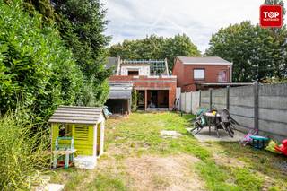 <p>Deze beloftevolle woning is momenteel in volle opbouw en biedt u de unieke kans om in een <strong>nieuwe gezinswoning </strong>te wonen op een <strong>TOP locatie vlakbij de Stad</strong>. De woning wordt verkocht in de huidige staat van opbouw.</p>
<p>Op het <strong>gelijkvloers</strong> vindt u een inkomhal met doorgang naar een eetplaats en rechts een woonkamer, achteraan is de keuken en een slaapkamer met kleine badkamer voorzien. Ideaal voor wie gelijkvloers wil wonen of werken. De woning heeft een mooie ruime voortuin en ook achteraan kan je op het perceel komen via een toegangspoort. </p>
<p>De <strong>eerste verdieping</strong> omvat twee ruime slaapkamers en mogelijkheid tot <strong>volwaardige badkamer</strong>, waar plaats is voor zowel een ligbad, dubbele lavabo en toilet. Dankzij de praktische indeling wordt dit een uiterst comfortabele woning voor gezinnen of koppels met toekomstplannen.</p>
<p>De ligging combineert het beste van twee werelden: op slechts enkele minuten bereikt u het <strong>centrum van Gent</strong>, met zijn scholen, winkels en openbaar vervoer, terwijl u toch kan genieten van de <strong>rust van een residentiële buurt</strong>.</p>
<p>Dit pand biedt een uitstekende kans voor wie op zoek is naar een <strong>energiezuinige nieuwbouwwoning</strong> die volledig naar eigen smaak kan worden afgewerkt.<br /><br />voor meer info, plannen of een bezoek, aarzel niet om contact met ons op te nemen.</p>