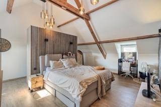 *** KIJKDAG ZATERDAG 15/08 tussen 9u30 en 12u30 *** OP AFSPRAAK *** Instapklare half-open bebouwing te Hekelgem. De woning is rustig gelegen in nabijheid van winkels/warenhuizen, openbaar vervoer, scholen, belangrijke invalswegen(N9 / op-en afrittencomplex E40) alsook prachtige wandel- en fietsroutes. Ze werd als volgt ingedeeld: op het gelijkvloers: een inkomhal, een afzonderlijk toilet, een technische/was ruimte, de lichtrijke leefruimte en een keuken waar alle toestellen aanwezig zijn. De nachthal geeft op de eerste verdieping toegang tot 2 slaapkamers en de badkamer met douche. De zolderverdieping is toegankelijk via een vaste trap en is volledig ingericht als 3de slaapkamer. Er is een handige kelder aanwezig en 2 garages achteraan het perceel.Troeven: Elektriciteit conform | Centrale verwarming op aardgas | Dak volledig gerenoveerd. Wenst u meer informatie of een bezoek? Aarzel niet ons te contacteren via Louis@immoaccenta.be