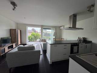 <p><strong>TE HUUR - Centrum Roosdaal (Pamel) </strong>- Modern appartement met een <strong>ruime living</strong> met open, ingerichte keuken met kookfornuis, oven, dampkap, gootsteen, keukenkasten en frigo. <strong>2 slaapkamers </strong>en een badkamer met douche, lavabo en badkamermeubel. Apart toilet. Volledig opgefrist.<br />Een <strong>zonneterras</strong> aanpalend aan de living en een kleiner terras aan de kant van de slaapkamers. <strong>1 staanplaats voor de wagen</strong> inbegrepen.<br /><strong>Huurprijs 850euro/maand + 50euro/maand kosten</strong> (onderhoud gemeenschappelijke delen).<br /><strong>Beschikbaar per 01/09/2026.</strong><br />Interesse? Mail naar info@dehenauvastgoed.be of bel naar 0473 36 48 23</p>