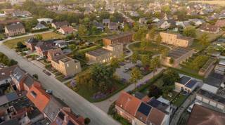 Langs de Bredestraat in Oostakker ontwikkelt Hectaar een nieuwe, groene woonwijk met 28 duurzame woningen, bestaande uit 9 halfopen en 19 gesloten bebouwingen. De woningen liggen rond een autovrij binnengebied, waardoor een rustig en kindvriendelijke woonbuurt ontstaat. Elke woning beschikt over een privatieve tuin en een eigen parkeerplaats. De buurt wordt aantrekkelijk dankzij ruime groenzones, nieuwe aanplantingen, een collectieve moestuin en een gedeelde fietsenberging. De ligging biedt een vlotte verbinding met zowel het centrum van Oostakker als de invalswegen richting Gent. In de nabije omgeving vind je winkels, scholen, openbaar vervoer en recreatie, terwijl het project zelf uitgroeit tot een kleinschalig en aangenaam woonerf.<br /><br /><strong>Indeling van de woning:</strong><br />Gelijkvloers: een inkomhal met gastentoilet, ruime en lichtrijke leefruimte met open keuken, praktische berging.<br />Verdiep: een nachthal met apart toilet, 3 volwaardige slaapkamers, aparte berging en badkamer met ligbad, inloopdouche en dubbel lavabomeubel. <br />Er is een vaste trap naar het tweede verdiep voorzien met in totaal 4 ruime slaapkamers, een aparte bering en toegang tot het dakterras.<br /><br /><strong>Waarom kiezen voor dit project: </strong>
<ul>
	<li>Verlaagd btw-tarief van 6% voor afbraak en heropbouw</li>
	<li>Aantrekkelijke lanceringsprijzen</li>
	<li>Volledig aangelegde en omheinde tuin</li>
	<li>Eigen parkeerplaats met voorbereidingen voor elektrische laden</li>
	<li>Vloerverwarming op het gelijkvloers in combinatie met lucht/water warmtepomp, inclusief zonnepanelen </li>
	<li>Regenwaterput van 7.500 liter aangesloten op toiletten, wasmachine en buitenkraan</li>
</ul>
Of je nu op zoek bent naar een gezinsvriendelijke thuis of een slimme investering overweegt, dit project biedt een unieke combinatie van ligging, duurzaamheid en woonkwaliteit.<br />Contacteer ons vandaag nog voor meer informatie of een afspraak op ons kantoor.