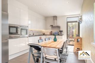 Deze perfect instapklare woning ontvangt je in een handige inkomhal, en zo kom je verder tot in de leefruimte met open keuken. De hoge plafonds zorgen voor een extra ruimtelijk gevoel, en de natuurlijke lichtinval brengt dan weer een aangename leefbeleving. De keuken is voorzien van veel werkbladoppervlakte en opbergruimte, en via de glazen deur kom je tot in de gezellige zonovergoten én volledig afgesloten tuin. Op de eerste verdieping vinden we de master bedroom terug, en aan de achterzijde een moderne badkamer met riante inloopdouche en een tweede toilet. Tussenin zijn er twee bergruimtes voorzien. Op de bovenste verdieping tot slot zijn de tweede en derde slaapkamer ondergebracht. Het pand is zeer vlot te bereiken, en vlakbij allerlei voorzieningen zoals scholen, winkels en openbaar vervoer.Bezoekdag 01/08 Inschrijven via mail naar Tommy@immo-home.be, geen telefonische inschrijvingen! Volg ons op Fb en Insta. Voor meer info: www.immo-home.be. GRATIS SCHATTING & GRATIS FINANCIEEL ADVIES