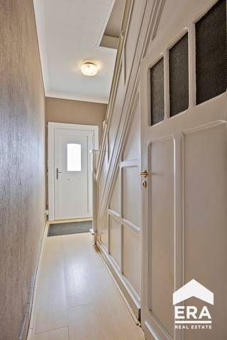 Deze instapklare woning combineert comfort en ruimte met een uitstekende bereikbaarheid. Dankzij de ligging langs een belangrijke...