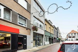 TE KOOP IN WETTEREN:<br /><br />Op zoek naar de ideale locatie om uw zelfstandige activiteit uit te oefenen? Dit handelshuis, gelegen in het centrum van Wetteren, biedt een uitstekende opportuniteit voor wie wonen en werken wil combineren. Dankzij de centrale ligging vormt dit pand een interessante uitvalsbasis voor diverse zelfstandige activiteiten. Boven de handelsruimte bevindt zich de woning, die beschikt over drie slaapkamers, een keuken, een gezellige woonkamer en een badkamer uitgerust met douche, toilet en lavabo. Deze combinatie van een commerciële ruimte en een volwaardige woongelegenheid biedt tal van mogelijkheden voor ondernemers die hun zaak willen uitbouwen en tegelijk willen genieten van het comfort van thuis. Een interessante investering voor wie op zoek is naar een pand met veelzijdige mogelijkheden op een centrale locatie in Wetteren.<br /><br />Wens je meer info of een bezoek: <br />Contacteer Wolf op 0498 54 06 90 of mail naar wolf@cornelis-goeman.be voor een afspraak.