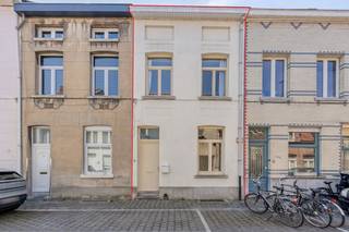 Bienvenue dans cette maison de ville bien entretenue et prête à emménager à vendre située à Heembeemd 9 à Malines, où confort et fonctionnalité vont de pair. La maison a été entièrement rénovée en 2003 et est bien entretenue depuis.<br /><br />Disposition :<br />Rez-de-chaussée :<br />-Entrée<br />Salon confortable avec salle à manger<br />-Cuisine avec îlot<br />-Terrasse<br /><br />Premier étage :<br />-Salle de bain<br />-1 chambre<br /><br />Deuxième étage :<br />-2 chambres<br /><br />Avantages :<br />-Entièrement rénové en 2003<br />-3 chambres complètes<br />-Espace extérieur confortable et facile à entretenir<br />-Pas d'amiante<br />- Prêt à emménager<br />-Idéal comme maison de départ ou comme investissement<br />-Emplacement central à proximité de toutes les commodités<br /><br />Grâce à son état prêt à emménager et à son entretien limité, cette maison constitue une excellente opportunité pour ceux qui recherchent leur première maison ou un investissement intéressant.<br /><br />Prenez rendez-vous rapidement avec Dewaele Real Estate à Malines.<br /><br /><br /><br /><br />Registre des mesures: non<br /><br />Les images générées par l’IA sont fournies en guise d'inspiration. Elles ne tiennent pas compte des spécifications techniques, ni des renseignements urbanistiques, ni des possibilités concrètes de réalisation.