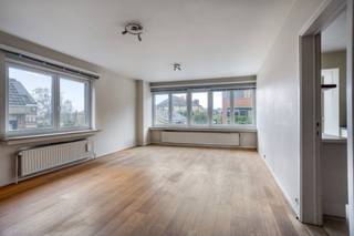 In een rustige omgeving op korte afstand van het centrum van Dilbeek bevindt zich dit praktisch ingedeelde appartement met twee slaapkamers.Het is...