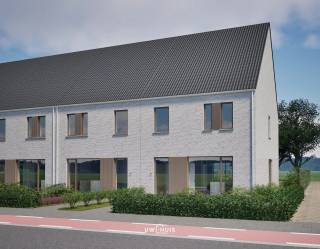 Deze halfopen bebouwing (HOB) biedt het beste van twee werelden: het comfort en de energiezuinigheid van een moderne nieuwbouw, op een royaal perceel van 387 m² met extra lichtinval en tuinruimte langs de zijkant. Gebouwd in samenwerking met Loeman Woningbouw en afgewerkt met zeer hoogwaardige materialen, met een E-peil van maximaal 30 en een volledig in orde EPB-dossier.<br />Indeling<br />• Gelijkvloers: inkomhal, open ingerichte keuken en een ruime, lichtrijke living met rechtstreekse toegang naar terras en tuin.<br />• Eerste verdieping: drie volwaardige slaapkamers, een aparte linnenkamer en een badkamer.<br />• Zolderverdieping: een ruime zolder met vaste trap, optioneel volledig af te werken naar eigen keuze — extra slaapkamers, een bureel of hobbyruimte.<br />Buitenruimte<br />Dankzij het ruime perceel geniet je van een mooie tuin met heel wat mogelijkheden. Optioneel voorzien we een carport en/of een grote berging (niet verplicht), beide vlot bereikbaar via de achterliggende oprit met een toegang rechts.<br />Troeven & energie<br />• Vloerverwarming en lucht-water warmtepomp<br />• Zonnepanelen en ventilatiesysteem<br />• Kwalitatief buitenschrijnwerk<br />• E-peil max. 30 — EPB volledig in orde<br />• Perceeloppervlakte: 387 m²<br /><br />Prijs exclusief kosten!<br /><br />Bel of mail ons voor een afspraak op het nummer: 052/46.38.03 of info@uw-huis.be en wie weet tot binnenkort!<br /><br />