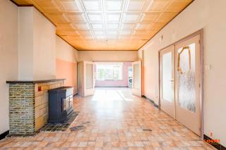 In de Karel van Renterghemstraat vind je deze unieke te renoveren woning, ideaal voor wie op zoek is naar een project met karakter. De woning...