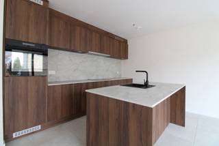 Volledig AFGEWERKTE halfopen BEN nieuwbouwwoning

Prachtige VOLLEDIG AFGEWERKTE nieuwbouwwoning gelegen in de dorpskern van Zoersel.

Deze halfopen woning is gelegen op een mooi perceel van +- 365m² en bestaat uit een ruime en lichte woonkamer met open keuken, inkomhal, berging, 2 aparte toiletten, 3 slaapkamers, badkamer, zolder (met vaste trap te bereiken en voorzien van ramen, kan eventueel ook ingericht worden als extra slaapkamer), inpandige garage en een zonnige tuin.

VP: € 505.145,50 excl. kosten