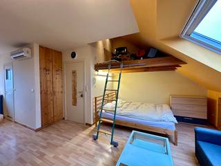<strong>PLAN NU ONLINE UW BEZOEKAFSPRAAK VIA DE WEBSITE VAN IMMOBOSS</strong><br /><br />Aangename studio op gunstige locatie in Sint-Amandsberg, met ruime parkeermogelijkheid in de straat. De studio (mét airco) bestaat uit woonkamer met mezanine (slaapgedeelte bovenaan met trap), geriefelijke keuken (incl. koelkast, oven en wasmachine), badkamer met douche. De studio bevindt zich op de 3de verdieping. Er is geen lift in het gebouw.<br />Deze studio is beschikbaar vanaf 15/01/2027 en is deels bemeubeld met bureau, kleerkast, ladekast en stoelen.<br /><br />Huurprijs: € 675/maand + gemeenschappelijke lasten: €15/maand onderhoudskosten incl. kuisen. EGW is afzonderlijk (verwarming op gas).<br />EPC: 489 kWh/m². <br /><br />(DOMICILIE VERPLICHT wegens huurcontract hoofdverblijfplaats)<br /><br /><strong>PLAN NU ONLINE UW BEZOEKAFSPRAAK VIA DE WEBSITE VAN IMMOBOSS</strong><br /> 