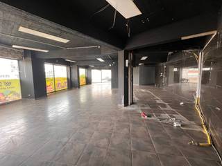 <p><span>Ruim handelspand van 347 m² met uitstekende zichtbaarheid</span></p><p><span>Op de Ruggeveldlaan bevindt zich dit ruime handelspand met een totale oppervlakte van </span><span>347 m²</span><span>. Dankzij de brede gevel en grote raampartijen geniet het pand van veel zichtbaarheid en natuurlijke lichtinval.</span></p><p><span>De open indeling biedt verschillende mogelijkheden en kan ingericht worden volgens de noden van de nieuwe huurder. Het pand dient verder afgewerkt te worden, waardoor het volledig naar eigen concept en stijl kan worden ingericht.</span></p><p><span>Geschikt voor verschillende commerciële activiteiten zoals winkelruimte, showroom, kantoor of praktijkruimte.</span></p><p><span>Troeven:</span><span><br /><br /></span></p><p><span>347 m² oppervlakte</span></p><p><span><br />Brede gevel met veel visibiliteit</span></p><p><span><br />Grote open ruimte</span></p><p><span><br />Flexibele inrichting mogelijk</span></p><p><span><br />Goede bereikbaarheid</span></p><p><span> </span></p><p><span>Interesse?<br />Contacteer ons via michael@vastpuntgoed.be of bel ons via het nummer 0476/40.86.76 voor meer info of een bezoek in te plannen.</span></p><p><span> </span></p>