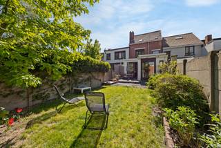 Ruime gezinswoning met zonnige tuin in Brasschaat
Locatie:
Gelegen in de rustige en gegeerde wijk Mariaburg te Brasschaat, bevindt deze woning zich op een centrale ligging met vlotte verbindingen naar invalswegen, scholen en winkels. De groene omgeving en het residentiële karakter maken dit een ideale plek voor gezinnen.
Indeling:
Bij het betreden van de woning komt u in de inkomhal die toegang geeft tot de keuken met aansluitend de leefruimte met zicht op de tuin.
Op de eerste verdieping bevinden zich twee ruime slaapkamers en een badkamer. De tweede verdieping herbergt nog eens twee volwaardige slaapkamers. Daarnaast beschikt de woning over een praktische kelder en een zolder die extra opslagruimte biedt.
Troeven:
• Bewoonbare oppervlakte van ca. 183 m²
• Vier volwaardige slaapkamers verdeeld over 2 verdiepingen
• Zonnige tuin van ca. 165 m²
• Kelder en zolder aanwezig
• Rustige en centrale ligging
Stedenbouwkundige inlichtingen in aanvraag.
Technisch:
De woning is te renoveren en beschikt over een EPC-score F. Dit biedt de mogelijkheid om de woning volledig naar eigen smaak en volgens de huidige normen in te richten.
Koopt u als enige en eerste woning? Dan geniet u van het verlaagde tarief van 2% verkooprechten.
Bent u reeds eigenaar? Verkoop uw eerste eigendom binnen de 2 jaar en profiteer alsnog van deze gunstmaatregel.
Voor meer informatie of een gratis waardebepaling van uw vastgoed, even bellen op het nr. 03/345.88.99.