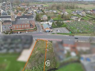 <p>Deze bouwgrond is strategisch gelegen op een commerciële toplocatie in Burst, deelgemeente van Erpe-Mere. Dankzij de sterke zichtbaarheid en vlotte bereikbaarheid vormt dit perceel een uitstekende opportuniteit voor zowel particuliere bouwers als projectontwikkelaars.</p><p>Het perceel is momenteel vergund voor de bouw van een eengezinswoning.</p><p>Volgens de ontvangen informatie van de dienst stedenbouw zijn meergezinswoningen mogelijk onder voorwaarden, met name:</p><p>Het voorzien van ondergrondse parkeerplaatsen,<br />of<br />Het voorzien van inpandig parkeren in combinatie met handel op het gelijkvloers.</p><p>Deze voorwaarden creëren interessante perspectieven voor wie residentieel wonen wenst te combineren met een commerciële invulling, volledig conform de geldende stedenbouwkundige richtlijnen.</p><p>Troeven van dit perceel:<br />Commerciële en centrale ligging<br />Reeds vergund voor eengezinswoning<br />Mogelijkheid tot meergezinswoning (onder voorwaarden)<br />Combinatie wonen/handel mogelijk<br />Interessant investerings- en ontwikkelingspotentieel</p><p>Bent u op zoek naar een bouwgrond met visibiliteit én toekomstmogelijkheden?<br />Contacteer ons voor verdere toelichting of een afspraak ter plaatse.</p>