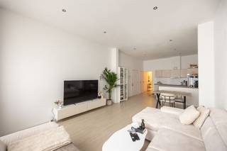 <p><span>Op zoek naar een betaalbaar, instapklaar appartement met buitenruimte op een supercentrale locatie en 2 parken in de nabije omgeving? Dan zit je hier goed. Dit gezellige gelijkvloers appartement combineert een praktische indeling, twee slaapkamers en een ruime stadskoer. Het gunstige EPC maakt het plaatje af. Dankzij de ligging vlakbij winkels, openbaar vervoer en het Rivierenhof woon je hier rustig én vlakbij alles wat je nodig hebt.</span></p><p><span> </span></p><p><span>Licht, gezellig en helemaal klaar voor jou <br /></span><span>Via de verzorgde inkomhal van het gebouw bereik je het appartement op het gelijkvloers. Zodra je binnen komt valt de aangename  leefruimte op. Het hoge plafond en de grote ramen zorgen voor een heerlijk gevoel van licht en ruimte. De zachte parketlaminaatvloer loopt mooi door en maakt het geheel extra warm en gezellig. Hier creëer je moeiteloos een comfortabele zithoek en een ruime eethoek waar je familie en vrienden ontvangt.</span></p><p><span>Aansluitend bevindt zich de open keuken, praktisch ingericht met houten kastjes, een leuke ontbijthoek en heel wat bergruimte. Je beschikt hier over een oven, dampkap, kookvuur en spoelbak. De gezellige statafel maakt van deze keuken een fijne plek om de dag te starten met een koffie of om samen te aperitieven.</span></p><p><span> </span></p><p><span>Slapen, ontspannen en genieten<br /></span><span>Achteraan het appartement liggen de twee slaapkamers, rustig weg van de straat en voorzien van dezelfde warme vloer als in de leefruimte. Eén van de kamers geeft rechtstreeks uit op de buitenruimte, waardoor je hier elke ochtend wakker wordt met zicht op je eigen stukje buiten.De badkamer is praktisch ingericht met een ruime douchecabine, een lavabo met onderkast en een tijdloze combinatie van donkere vloertegels en witte wandtegels. Verder heb je nog een apart gastentoilet met handenwasser én een handige technische berging met plaats voor wasmachine, internetvoorziening, meterkast en de individuele cv-ketel.</span></p><p><span> </span></p><p><span>Een stadskoer met potentieel<br /></span><span>Achteraan wacht een ruime stadskoer die je helemaal naar je eigen smaak kunt inrichten. Zet er wat grote planten, een leuke bistroset of een comfortabele loungehoek neer en je creëert in een handomdraai een gezellig buitenplekje midden in de stad. Een fijne plek om even te ontsnappen aan de drukte, te genieten van een aperitief of gewoon wat frisse lucht te scheppen. </span></p><p><span> </span></p><p><span> </span></p><p><span>Groen, winkels en de stad binnen handbereik<br /></span><span>Je woont hier in een levendige buurt waar alles dichtbij ligt. Supermarkten, buurtwinkels, horeca, de Zwitserse Apotheek en openbaar vervoer liggen op wandelafstand. Ook het Rivierenhof en Te Boelaarpark bereik je in enkele minuten met de fiets, ideaal om te wandelen, sporten of ontspannen in het groen. Bovendien ben je dankzij de nabijheid van de Ring en grote invalswegen snel onderweg naar het centrum of buiten de stad. Niet toevallig scoort dit adres een uitstekende Mobiscore van 9,5/10.</span></p><p><span> </span></p>